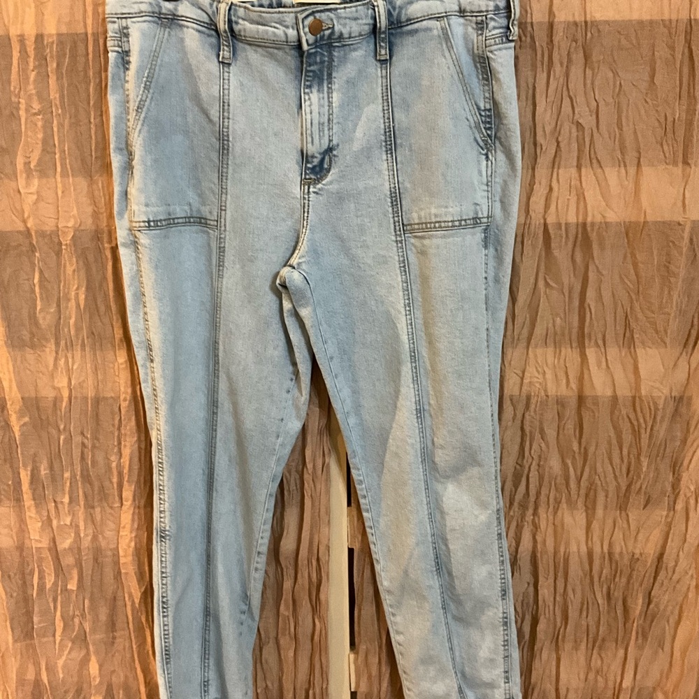 Universal Thread Women's Straight Leg Jeans in Light Denim